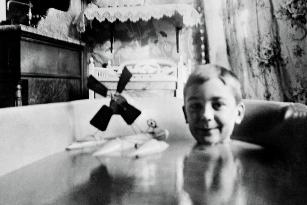 Jacques Henri Lartigue in his bath, 1904